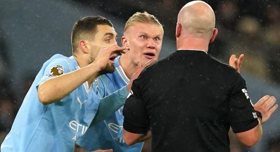 Manchester City's Erling Haaland and Mateo Kovacic (left) react after referee Simon Hooper (right) stops play during the Premier League match at the Etihad Stadium, Manchester. Picture date: Sunday December 3, 2023.