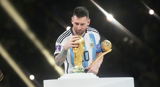 12/18/2022, Lusail Iconic Stadium, Doha, QAT, FIFA World Cup 2022, final, Argentina vs France, in the picture Argentina's forward Lionel Messi walks past the World Cup trophy and kisses it.