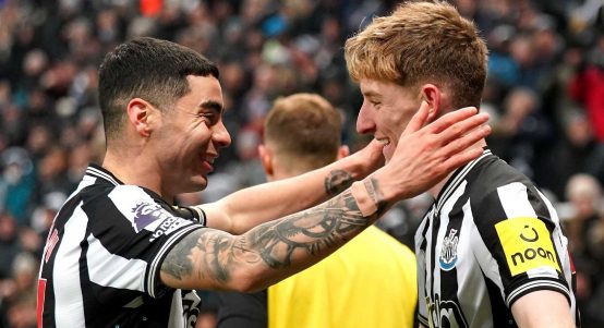 Newcastle United's Anthony Gordon (right) celebrates scoring